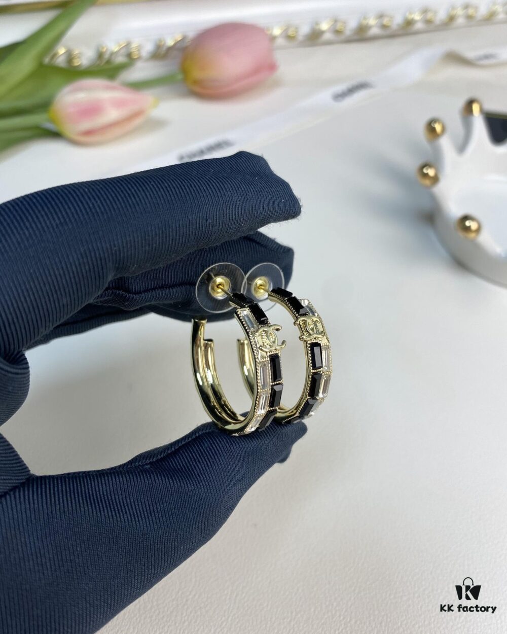 692ffebc99f2d84055c8ea67 Xiaoxiang New Arrival Black and White Rhinestone Inlaid Small Hoop Earrings ✨✨
