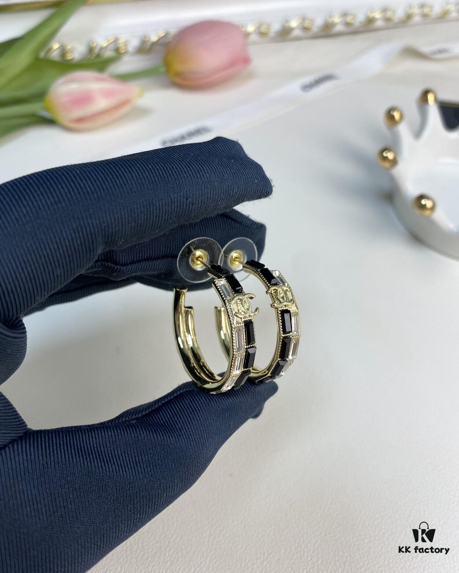 692ffebc99f2d84055c8ea67 Xiaoxiang New Arrival Black and White Rhinestone Inlaid Small Hoop Earrings ✨✨