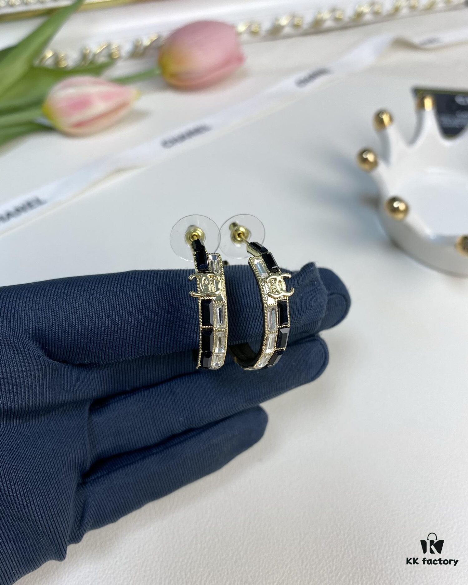 692ffec199f2d84055c8ea6c Xiaoxiang New Arrival Black and White Rhinestone Inlaid Small Hoop Earrings ✨✨
