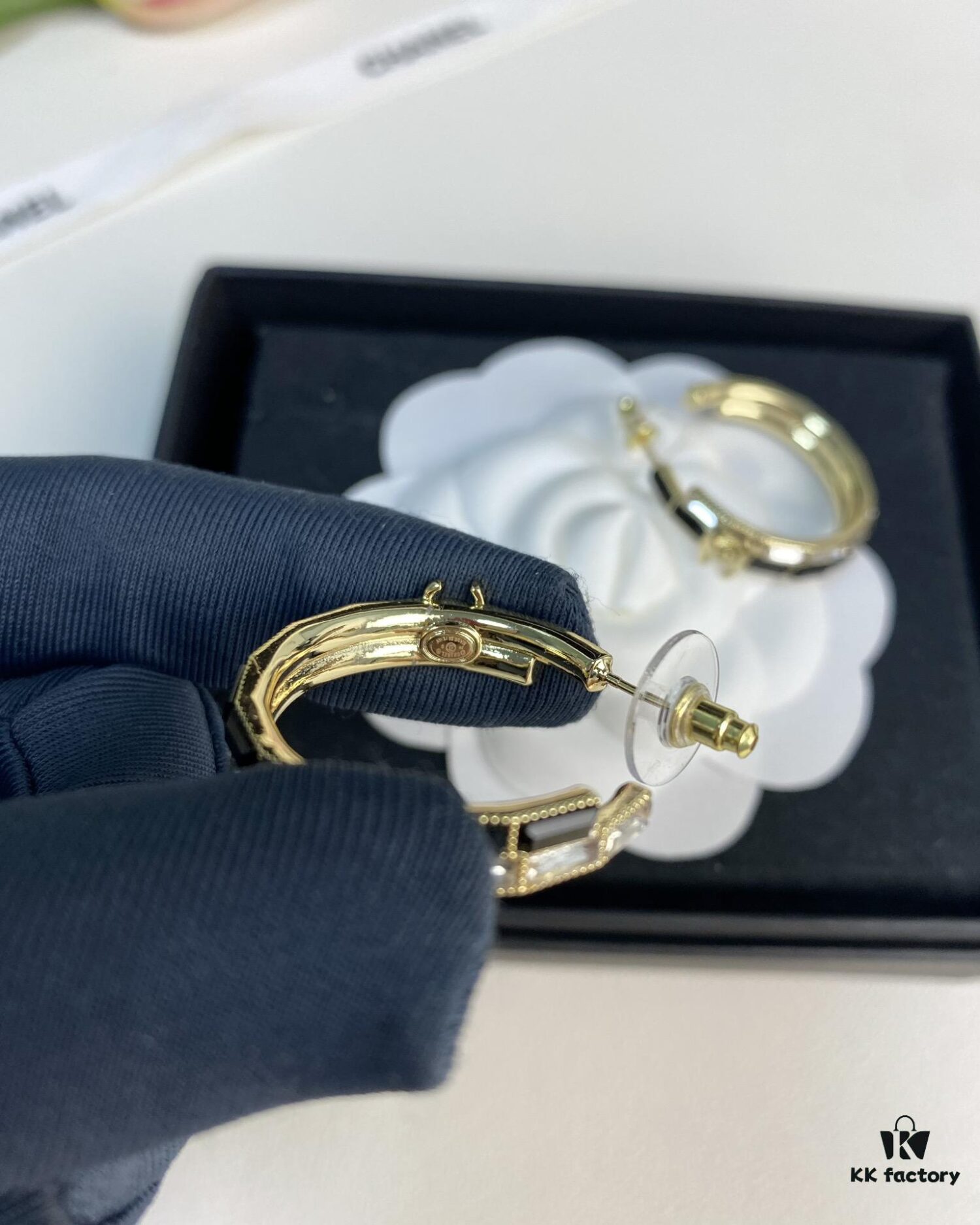 692ffec299f2d84055c8ea6e Xiaoxiang New Arrival Black and White Rhinestone Inlaid Small Hoop Earrings ✨✨
