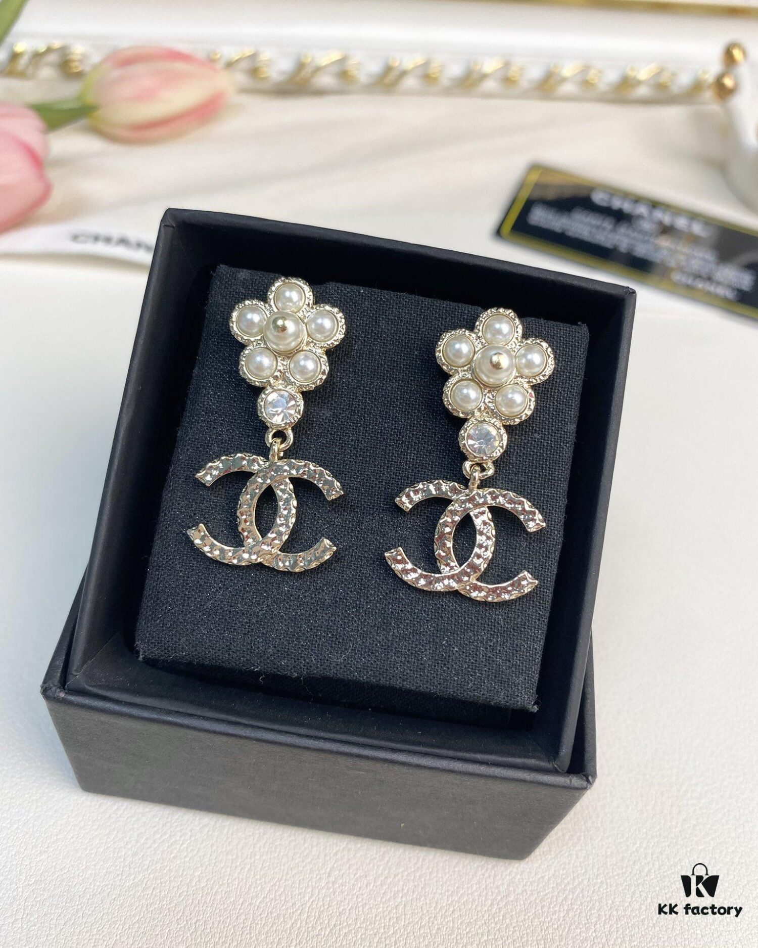 692ffec599f2d84055c8ea70 New Xiaoxiang Pearl Flower Double C Pendant Earrings