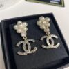692ffec599f2d84055c8ea71 New Xiaoxiang Pearl Flower Double C Pendant Earrings