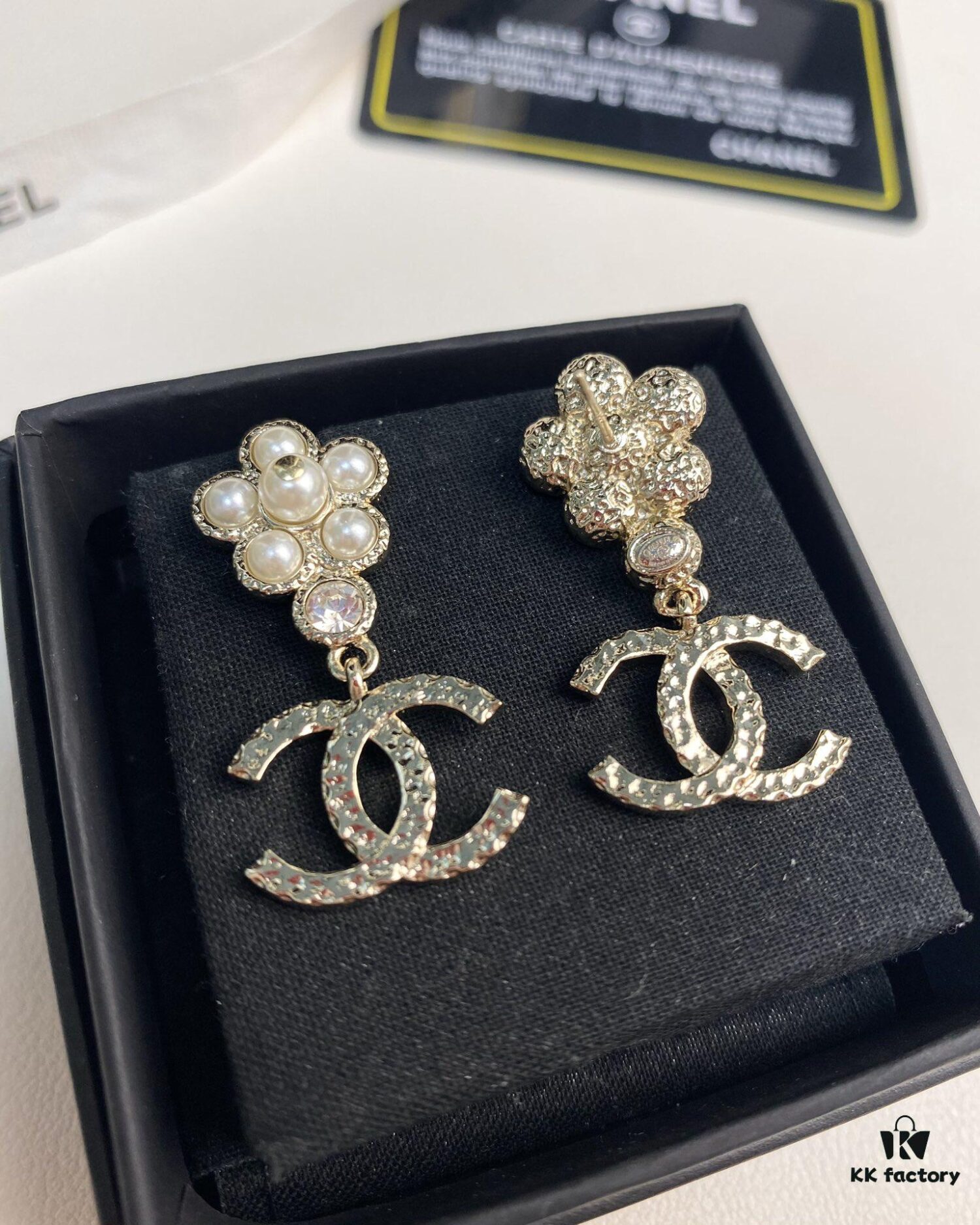 692ffec599f2d84055c8ea71 New Xiaoxiang Pearl Flower Double C Pendant Earrings