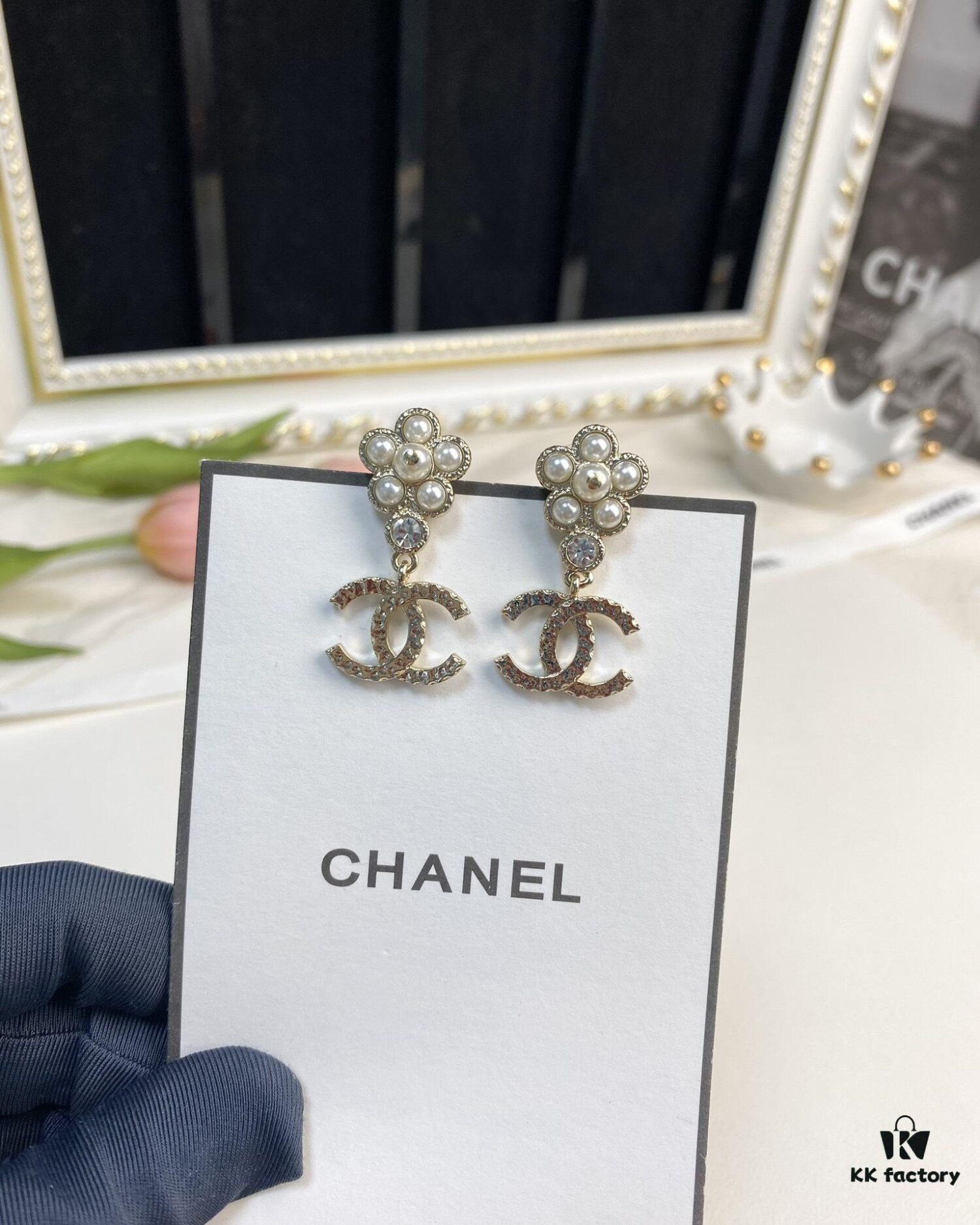692ffec899f2d84055c8ea73 New Xiaoxiang Pearl Flower Double C Pendant Earrings