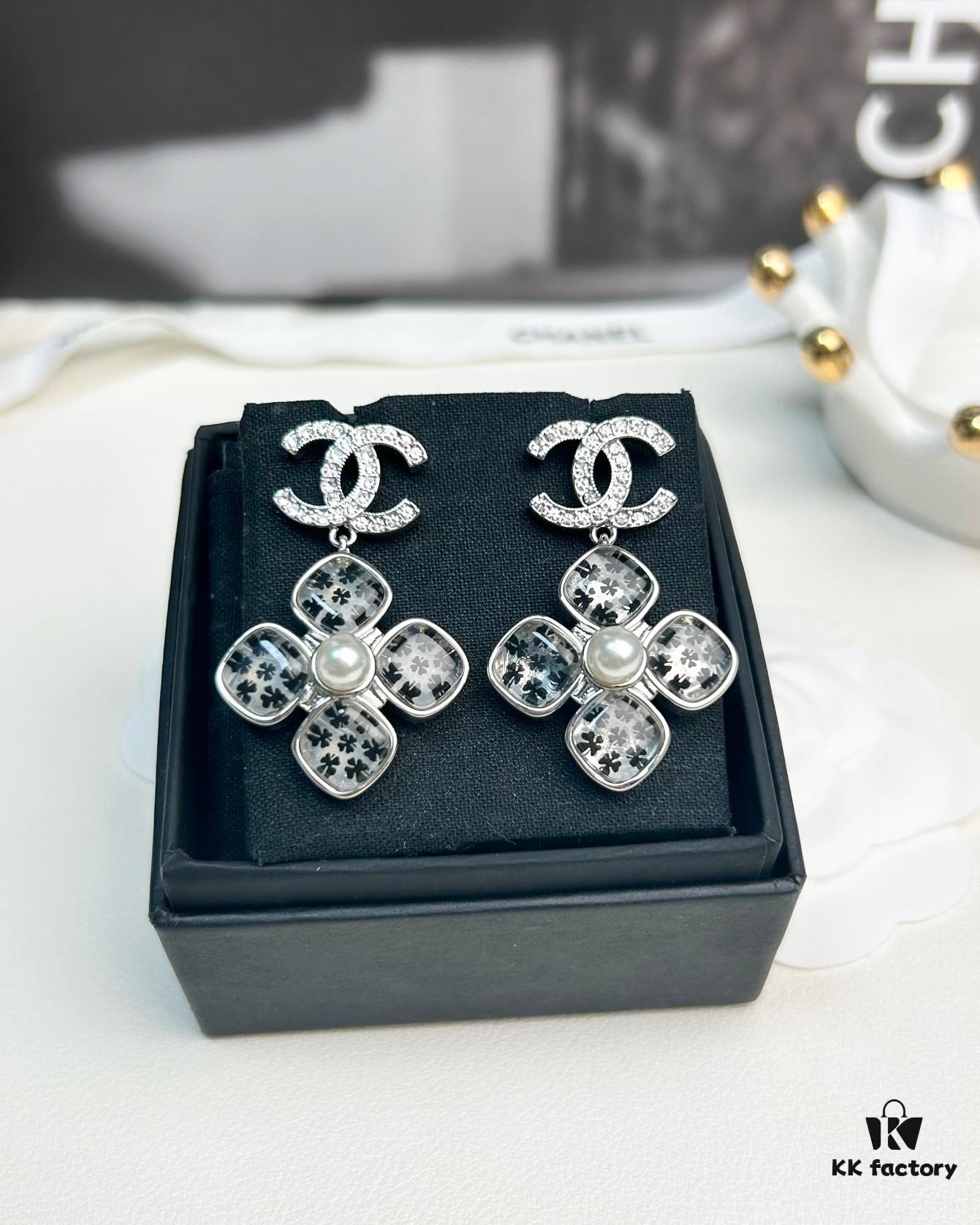 692ffecf99f2d84055c8ea7a Xiaoxiang New Model Four-Leaf Clover Zircon Diamond-Inlaid Double C Pendant Earrings