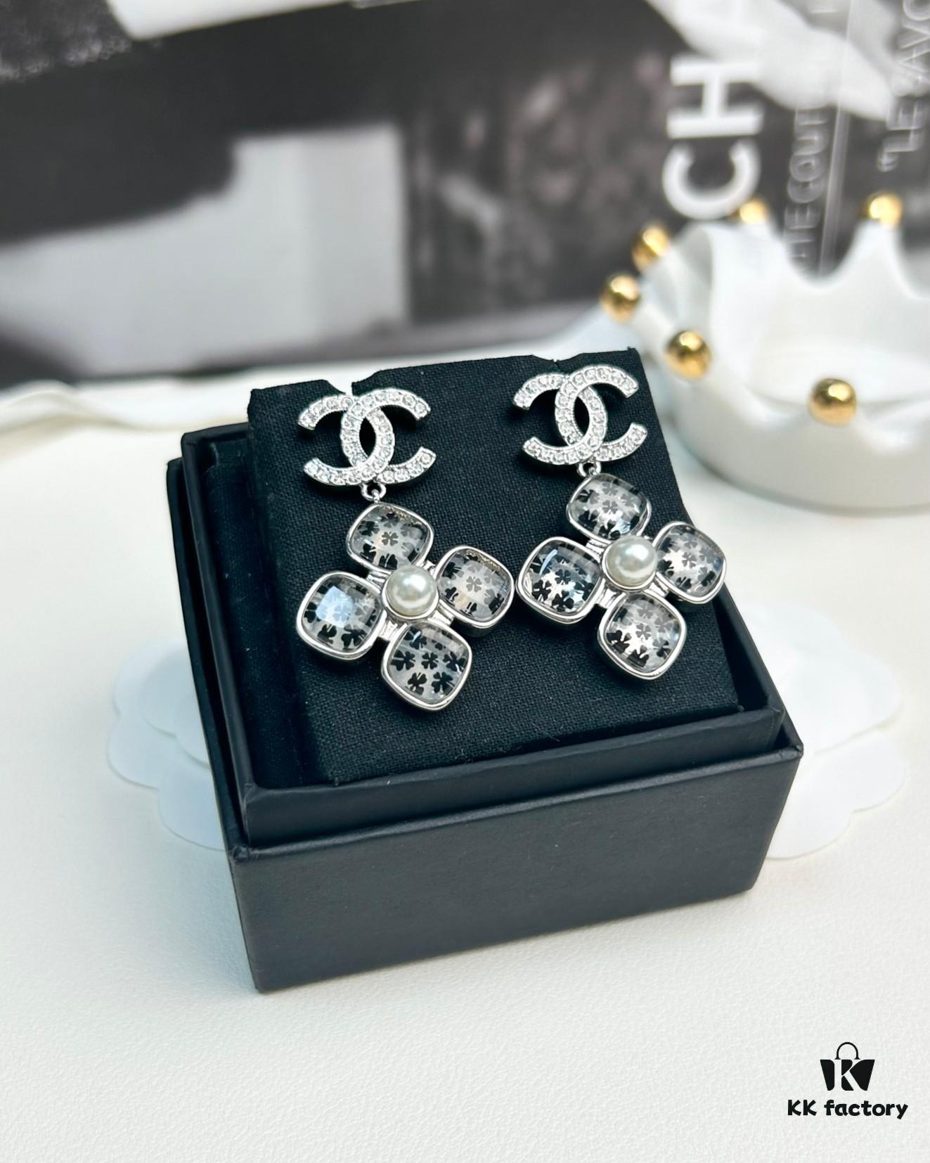 692ffecf99f2d84055c8ea7c Xiaoxiang New Model Four-Leaf Clover Zircon Diamond-Inlaid Double C Pendant Earrings