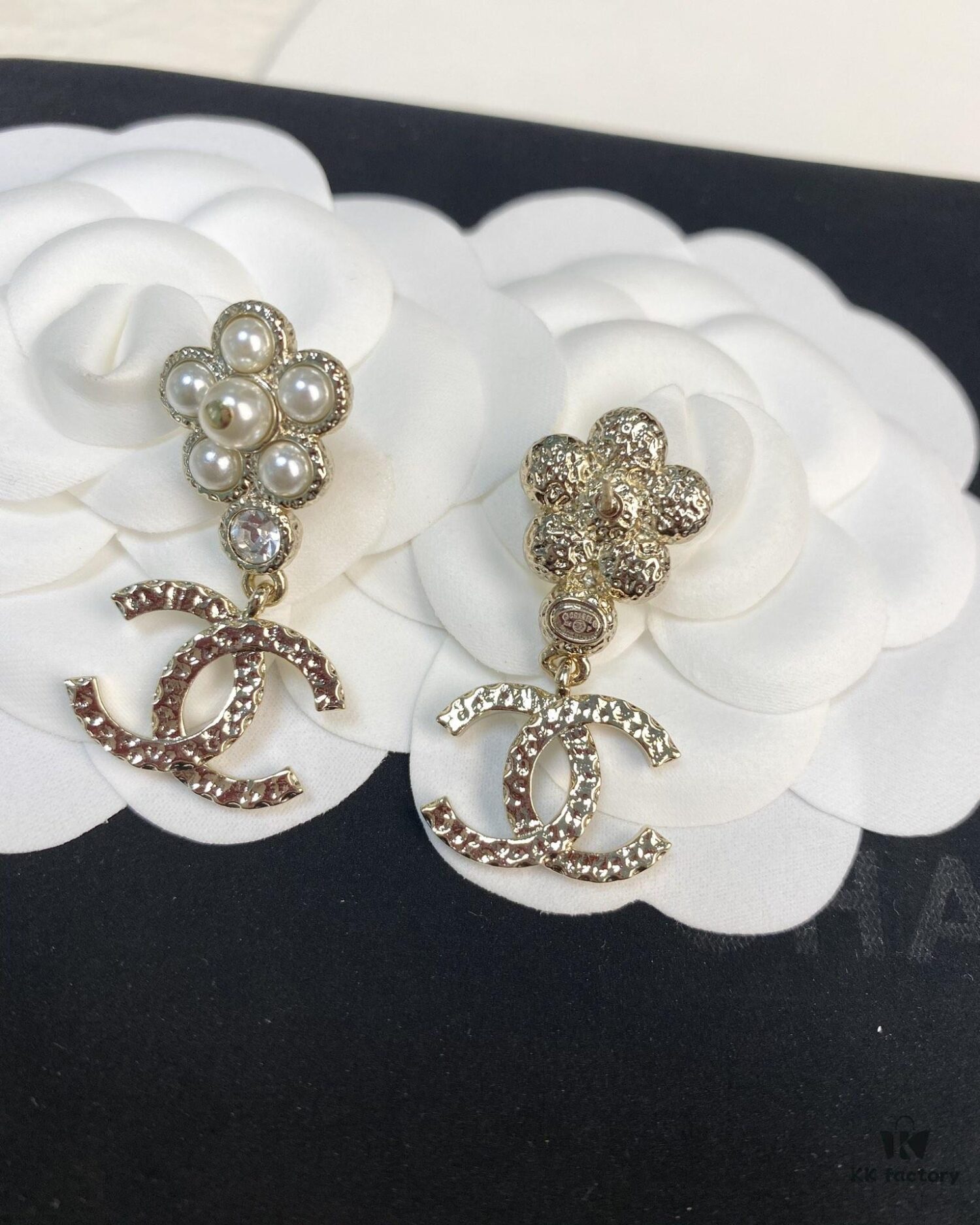 692ffed099f2d84055c8ea7d New Xiaoxiang Pearl Flower Double C Pendant Earrings