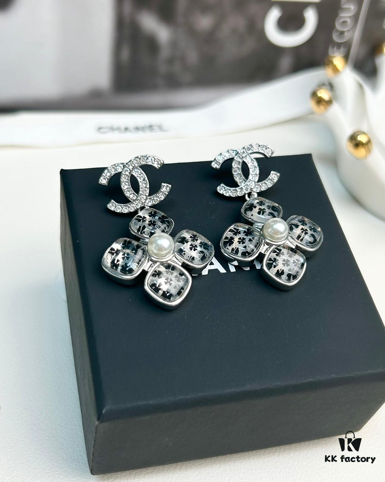 692ffed399f2d84055c8ea7f Xiaoxiang New Model Four-Leaf Clover Zircon Diamond-Inlaid Double C Pendant Earrings