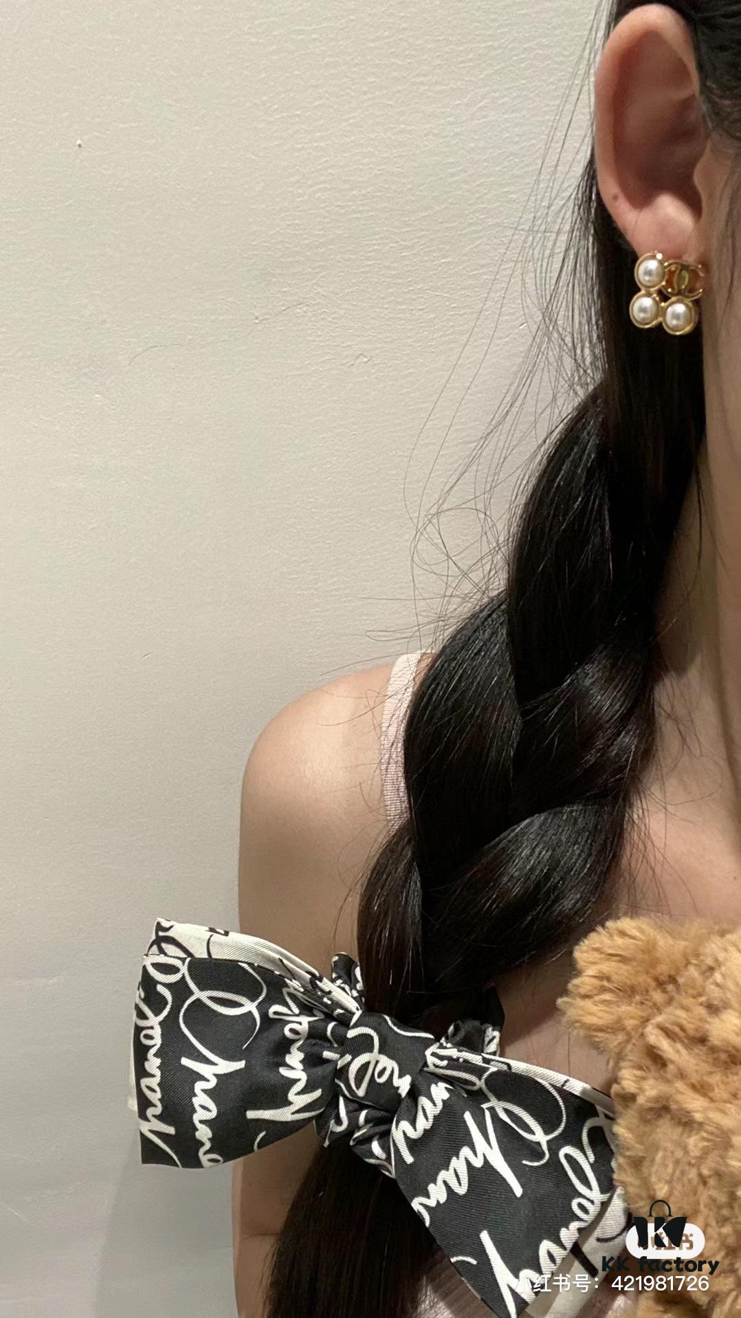 New Xiaoxiang Pearl Square Small Stud Earrings ✨🦋