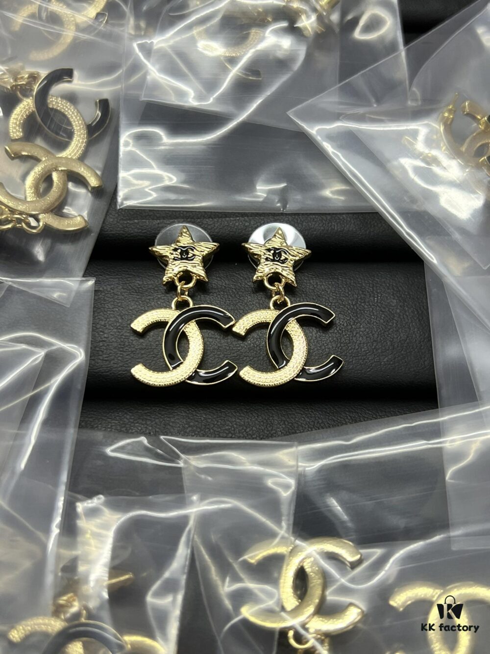 692fff2299f2d84055c8eab7 Xiaoxiang New Model Five-pointed Star Double C Black and Gold Earrings
