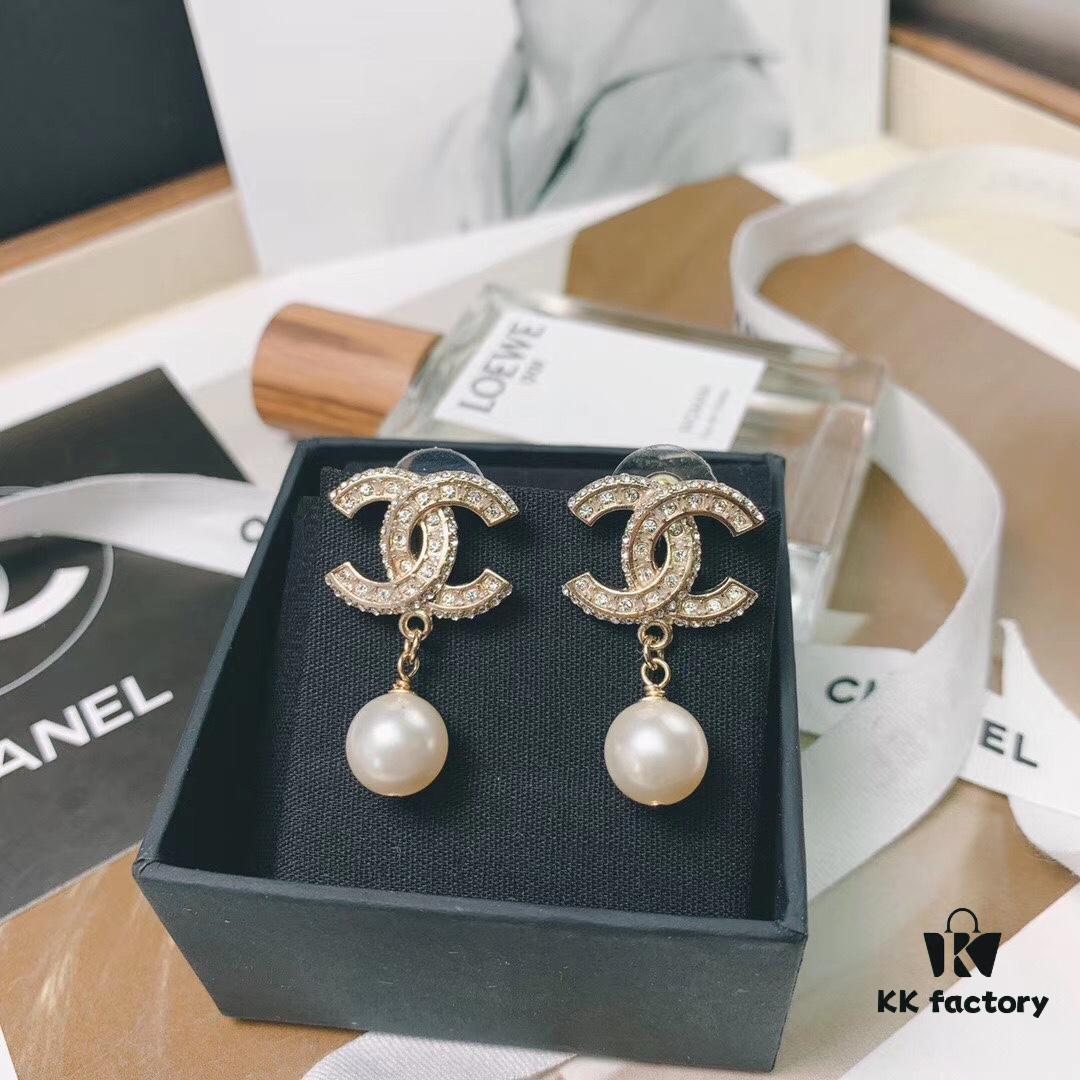 Eternal Double C Pendant Design – Timeless Classic!