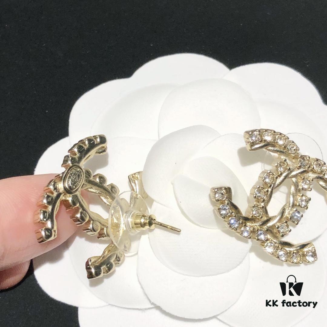 New Arrival Little Xiang 2021 Latest Collection Chanel Curved Full Diamond CC Stud Earrings