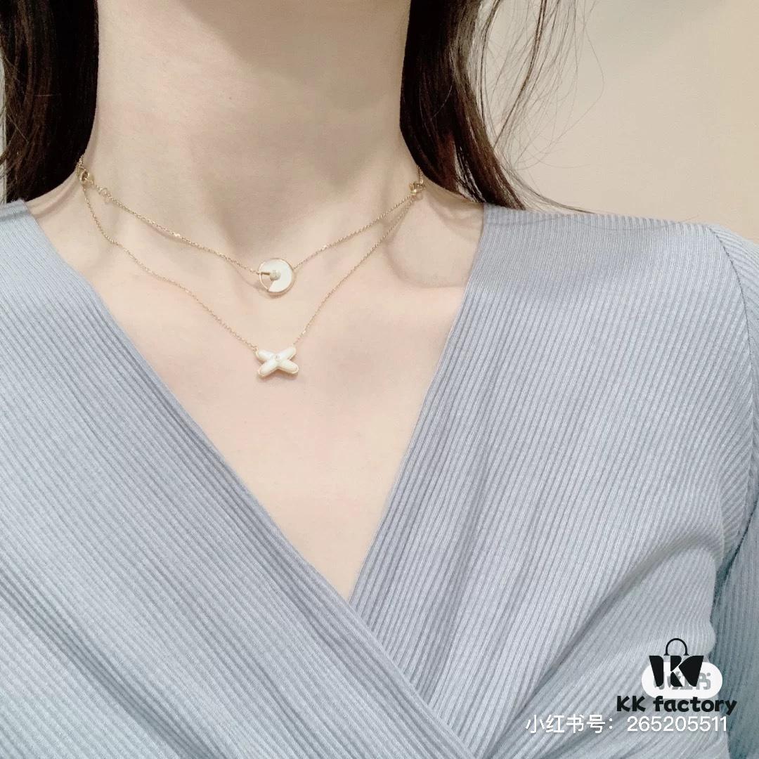 693000cc99f2d84055c8ecad Chaumet Paris Classic Cross, Small and Exquisite Design, Universally Flattering