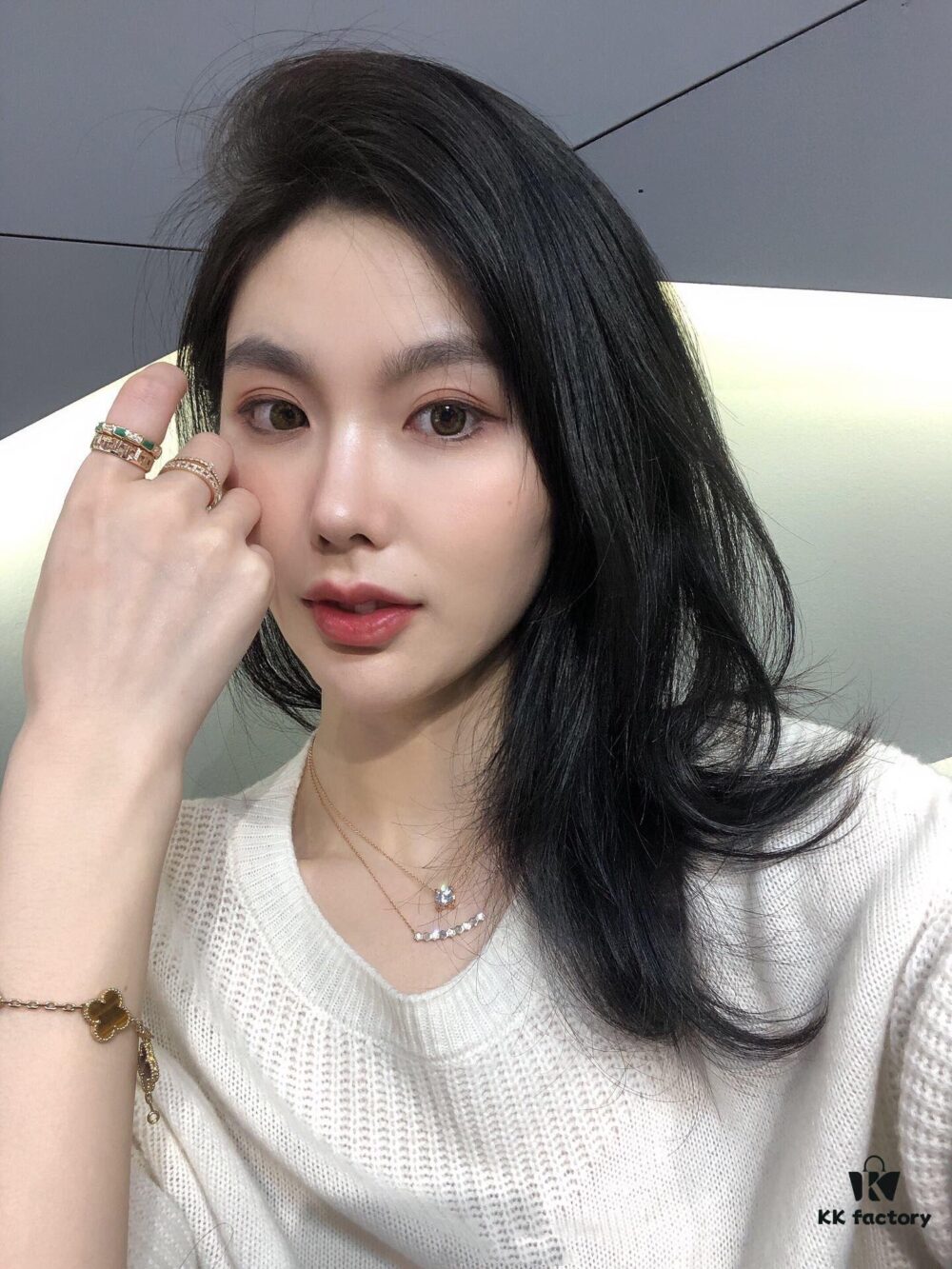 693000e999f2d84055c8eccf Honeycomb Necklace Wearing Reference