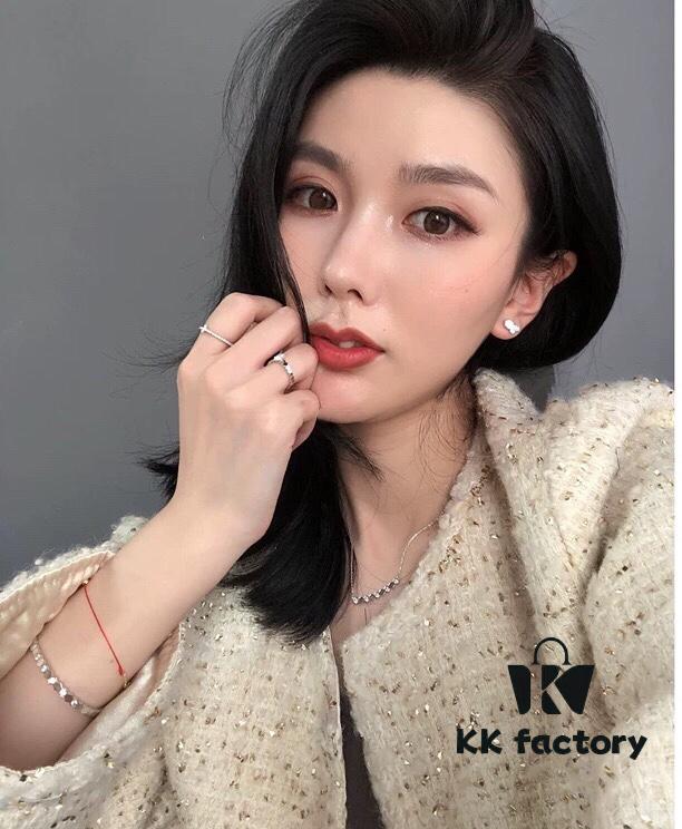 Honeycomb Necklace Wearing Reference