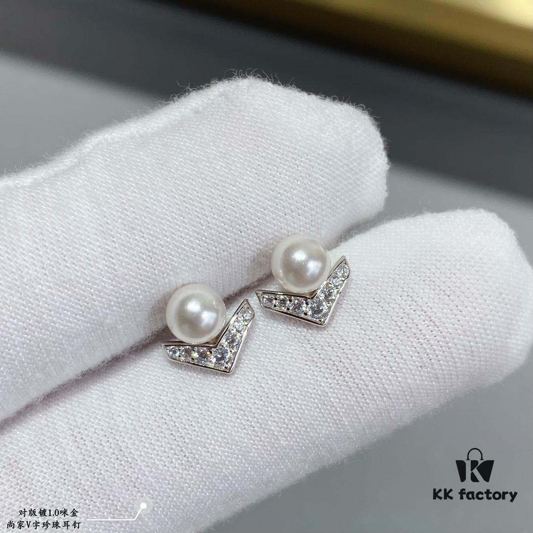 6930023a99f2d84055c8ee30 Shangmei V-Shaped Pearl Stud Earrings, Custom-Engraved for Your Love, Exquisite Micro-Pavé Craftsmanship