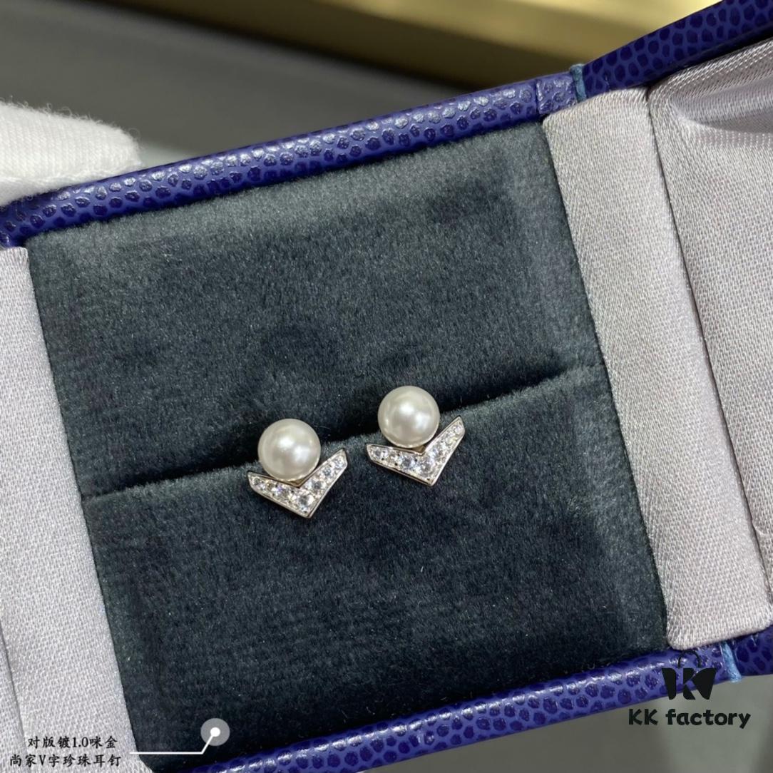 6930023b99f2d84055c8ee31 Shangmei V-Shaped Pearl Stud Earrings, Custom-Engraved for Your Love, Exquisite Micro-Pavé Craftsmanship