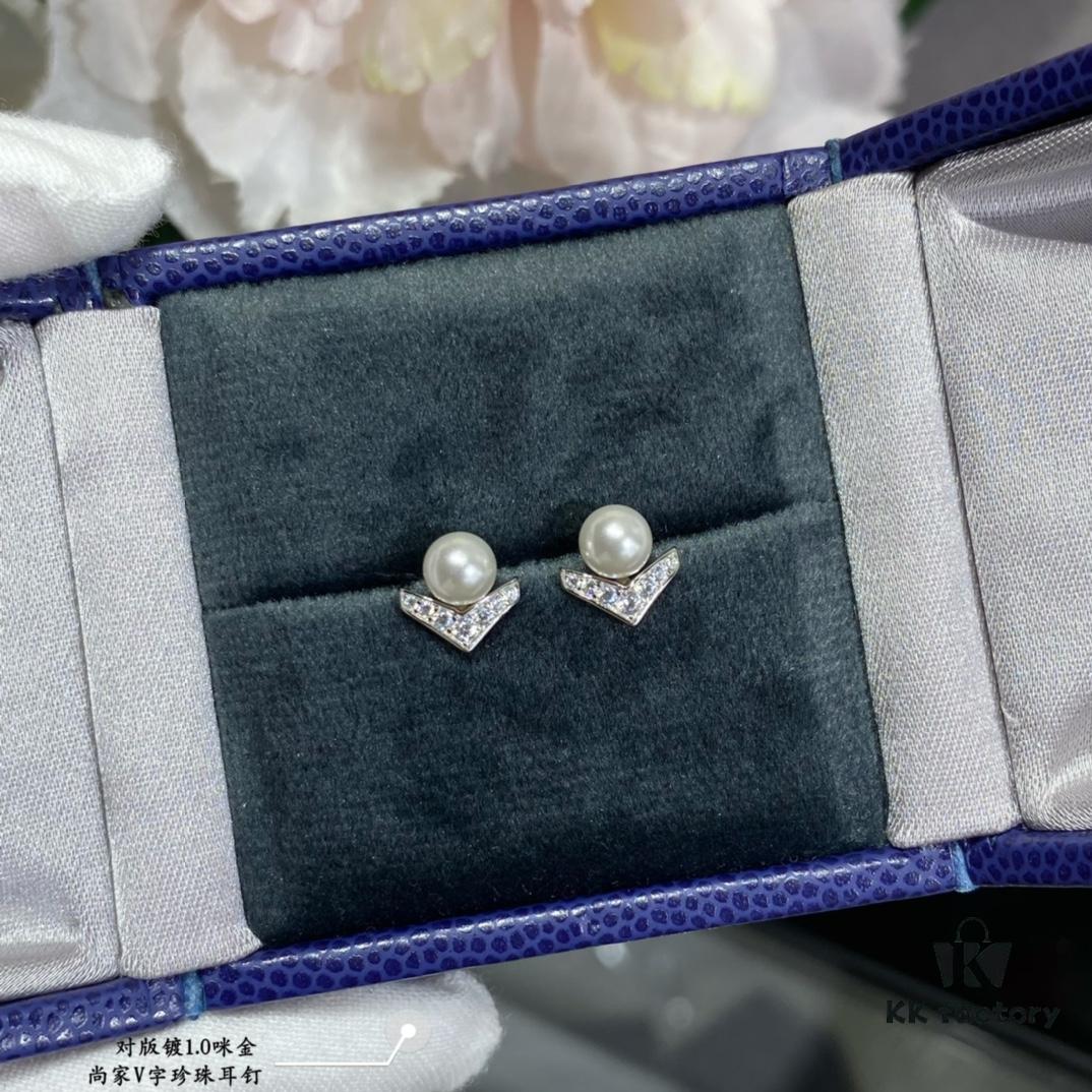 6930023d99f2d84055c8ee36 Shangmei V-Shaped Pearl Stud Earrings, Custom-Engraved for Your Love, Exquisite Micro-Pavé Craftsmanship