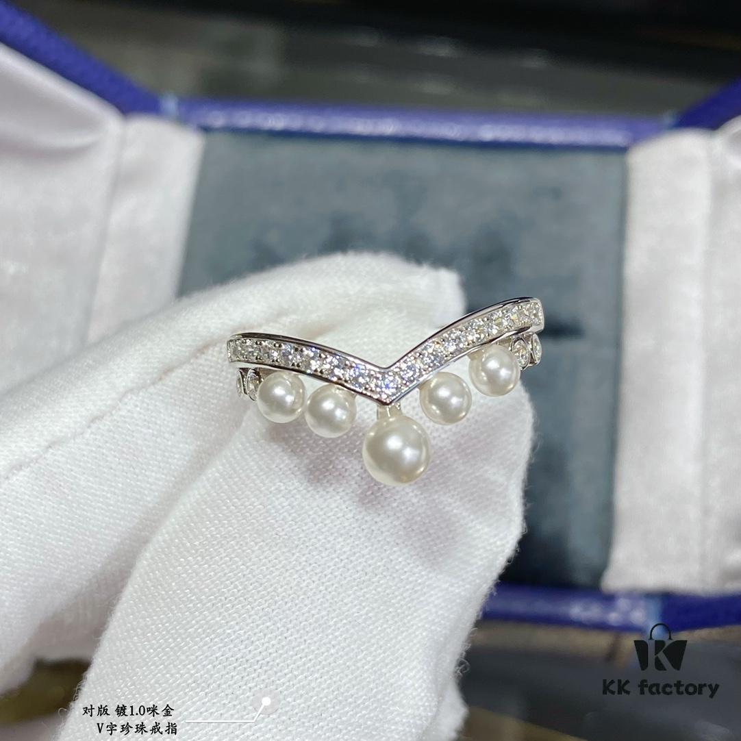 6930024599f2d84055c8ee43 Shangmei V-Shaped Pearl Ring 💍 Custom-Crafted for You, Engraved with Our Love, Exquisite Micro-Pave Setting ♥️ A Soul to Share, Gray Hair Without Parting. Perfect for Couples Seeking Individuality 💕 Find Your Symbol of Love