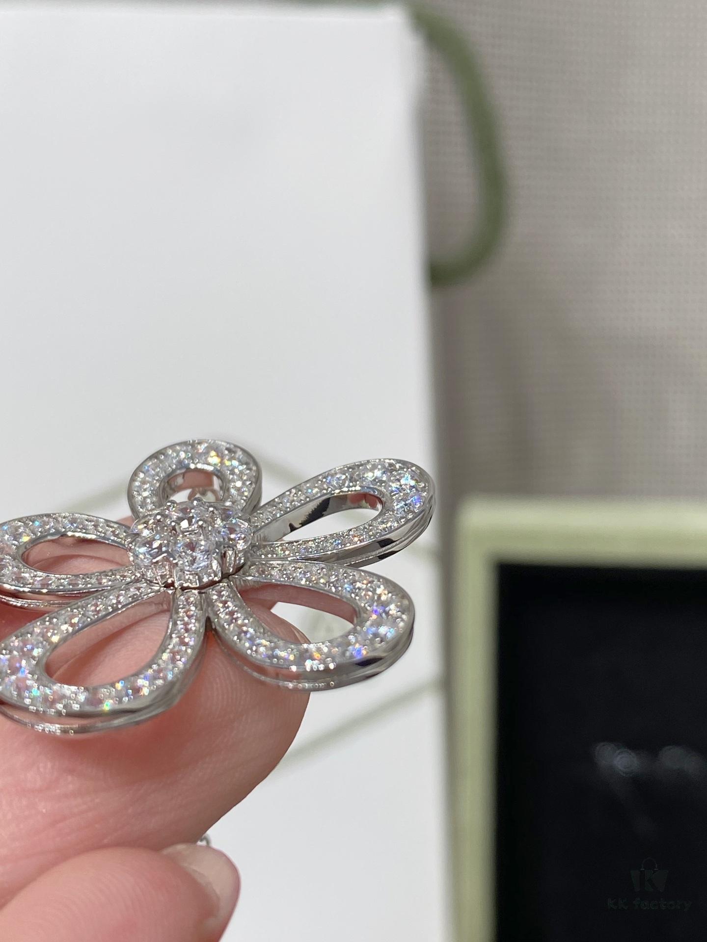 693002f012f62673a6faac8a This Summer's Hottest Flower Pendant Necklace - VCA-inspired Flowerlace Diamond Collar Chain