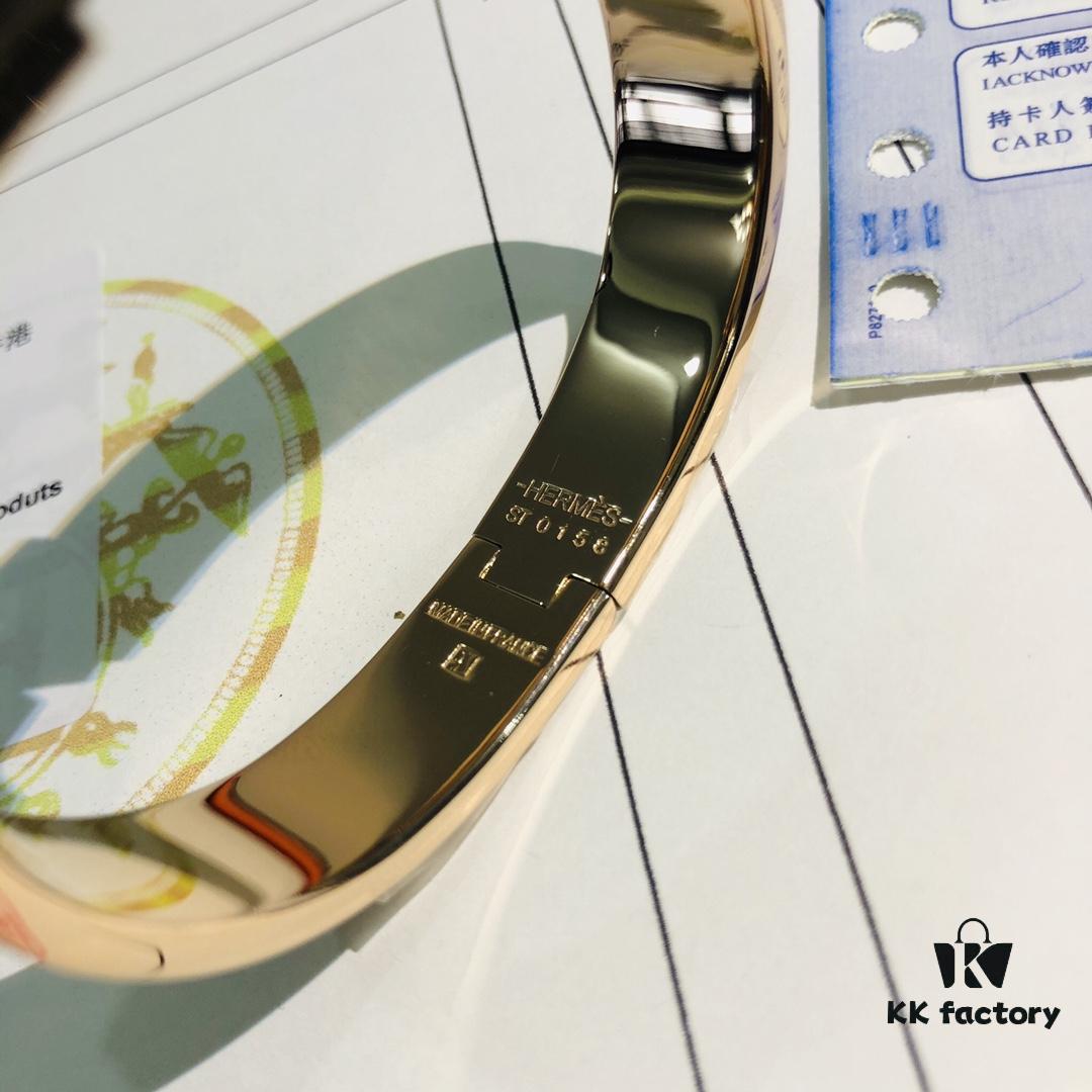 693002f612f62673a6faac93 Hermès 1:1 Replica Sticker, Label, Receipt Set 🧾 Full Package Available, Rose Gold Purchased Version 😎 Herme*CLIC Enamel H Bracelet, Hermès On-Hand Photo ❤ Ultra Versatile and Stylish! Perfect for Couples, Men Can Wear Size 19, Women Size 17 💑🌸 A Must-Have for True Hermès Fans, the Most Classic Among Hermès Bracelets, Exquisite Enamel Craftsmanship with Smooth Color and Full Shape ❤❤ Ideal as Couple's Bracelets, Only High-Version Replicas Produced! Sizes Available: 17 and 19