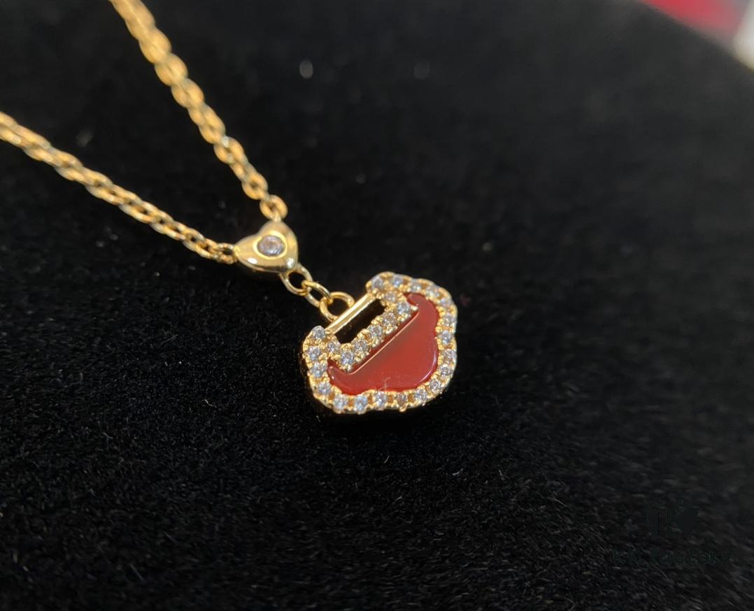 6930031a12f62673a6faacd1 Real Photo of Little Red Lock Pendant, Exquisitely Crafted with High-Grade Red Agate and Encrusted Diamonds Resembling a Traditional Ruyi Lock