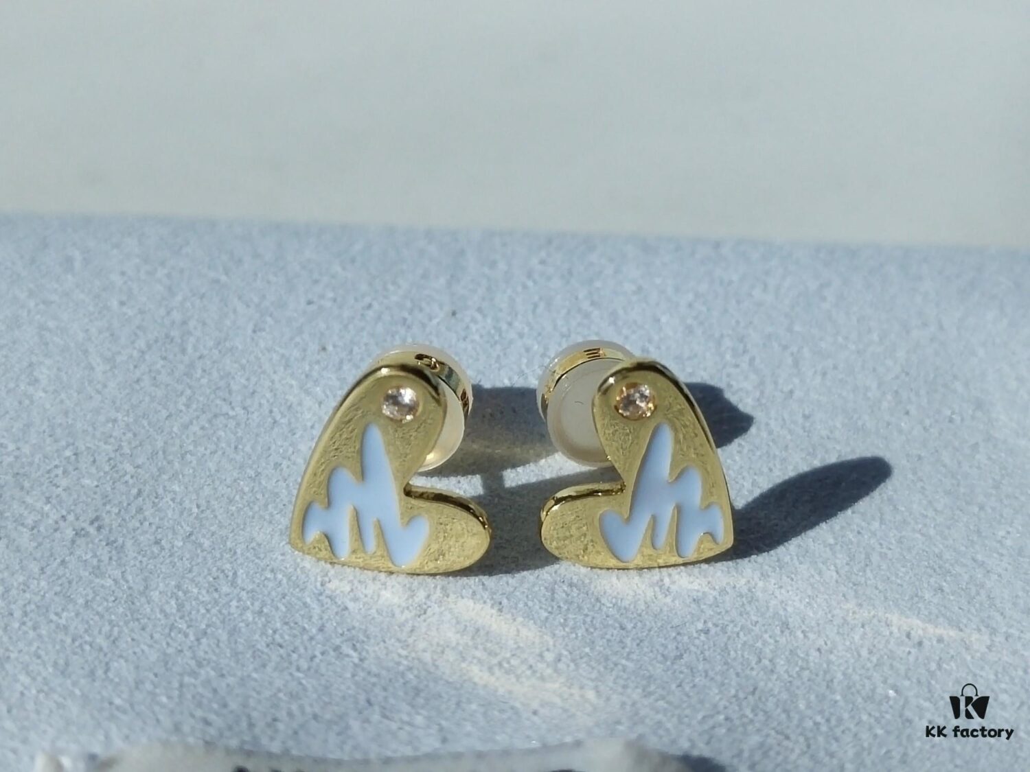 693003db12f62673a6faae44 HEFANG Artistic Béatrice Rabbit Oil-Painted Heart Stud Earrings