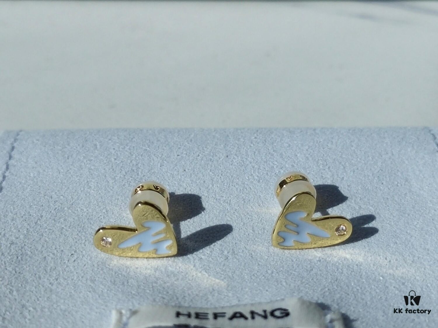 693003dc12f62673a6faae46 HEFANG Artistic Béatrice Rabbit Oil-Painted Heart Stud Earrings