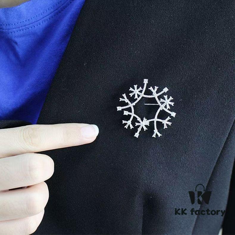 He Fang Xue Mirror Brooch, High-End Elegant Badge Pin