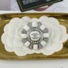 Xiaoxiang New Arrival Silver White Triangular Geometric Rhinestone Round Brooch 💫✨