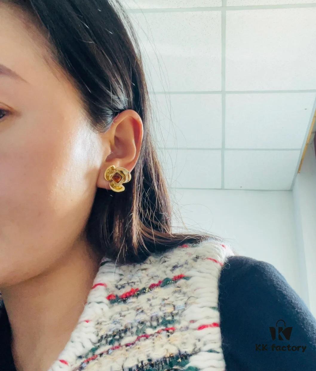 6930060f12f62673a6fab21e Xiaoxiang New Arrival Amber Square Rhinestone Camellia Flower Stud Earrings 🌺