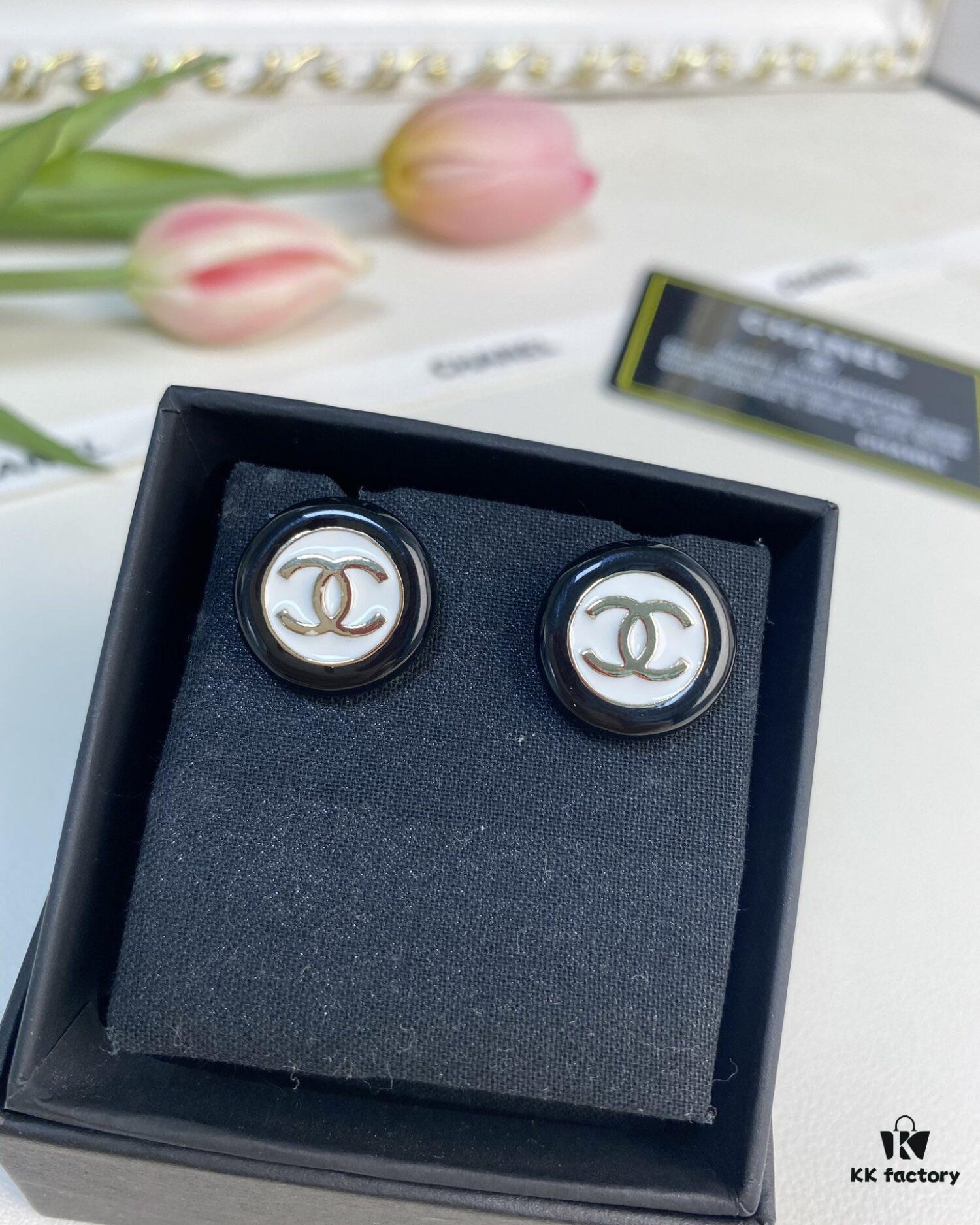 Chic New Arrival Black and White Button Round Resin Stud Earrings ✨✨