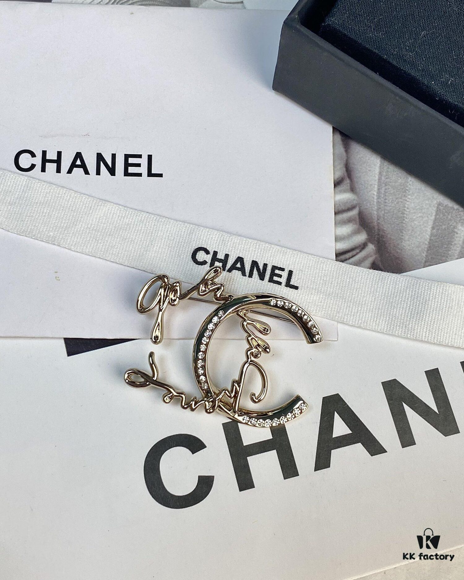 6930061212f62673a6fab223 CHANE New Style Irregular Round Diamond Leaf Half-Diamond Letter Smooth Brooch