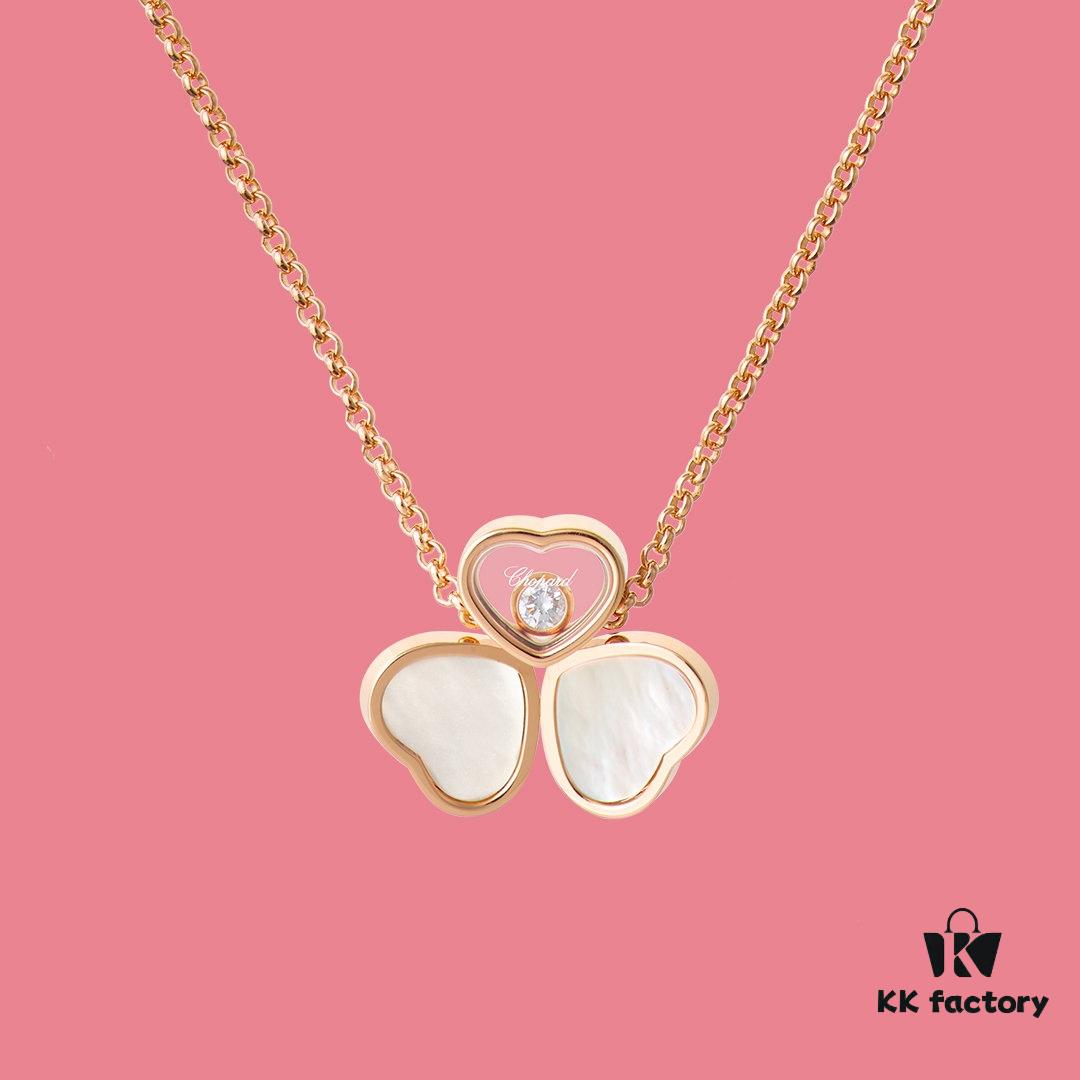 6930062912f62673a6fab246 This Chopard piece resembles a dancing butterfly, elegant and lively, with a visual effect similar to VCA's clover series. The mother-of-pearl version appears even more delicate and graceful.