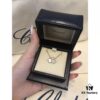6930062b12f62673a6fab24c This Chopard piece resembles a dancing butterfly, elegant and lively, with a visual effect similar to VCA's clover series. The mother-of-pearl version appears even more delicate and graceful.