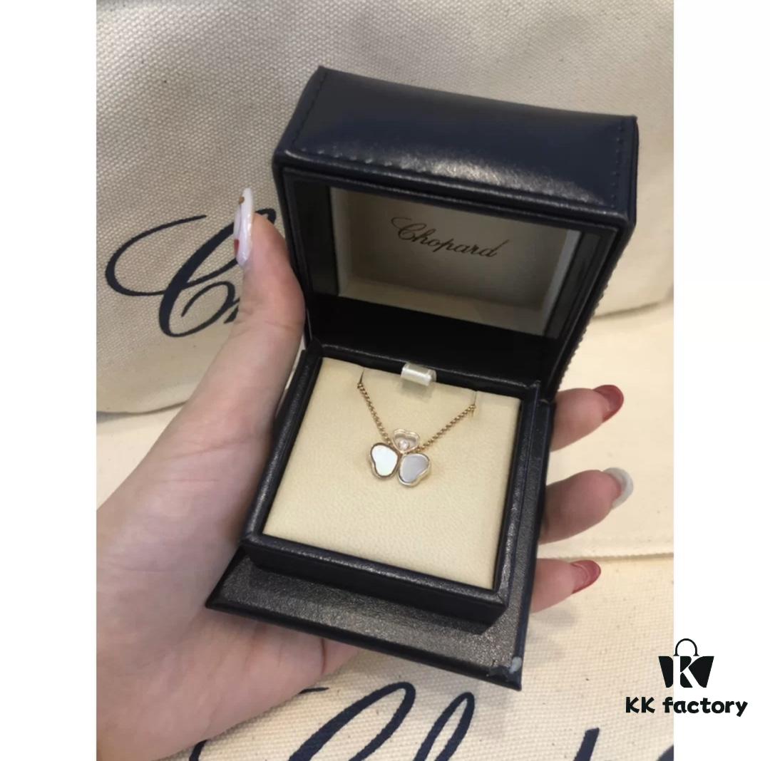 6930062b12f62673a6fab24c This Chopard piece resembles a dancing butterfly, elegant and lively, with a visual effect similar to VCA's clover series. The mother-of-pearl version appears even more delicate and graceful.