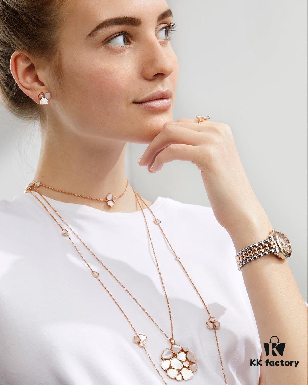 6930062e12f62673a6fab24e This Chopard piece resembles a dancing butterfly, elegant and lively, with a visual effect similar to VCA's clover series. The mother-of-pearl version appears even more delicate and graceful.