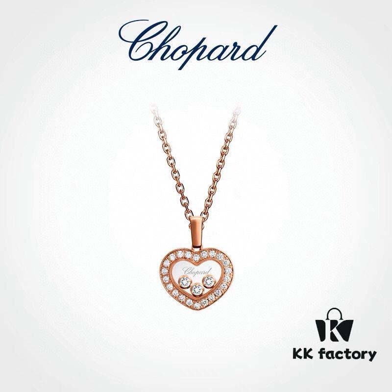 693006a812f62673a6fab2e6 Chopard, a series familiar to those who know the brand, remains relatively niche and rarely seen, ensuring unique wearability without duplication. Yet its exquisite high jewelry craftsmanship conveys an inherently luxurious and sophisticated aura. Highly recommended for collectors. After all, when it comes to fine jewelry, one can never have too many pieces—diverse styles bring endless styling possibilities.