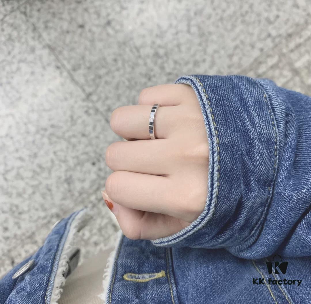 693006e612f62673a6fab349 Stylish Ice Cube Ring – A Modern Symbol of Independent Women