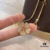 6930074312f62673a6fab3e5 Chopard Happy Hearts Flowers Necklace featuring a signature heart motif adorned with five diamond petals encircling a dancing diamond, exuding elegance and charm