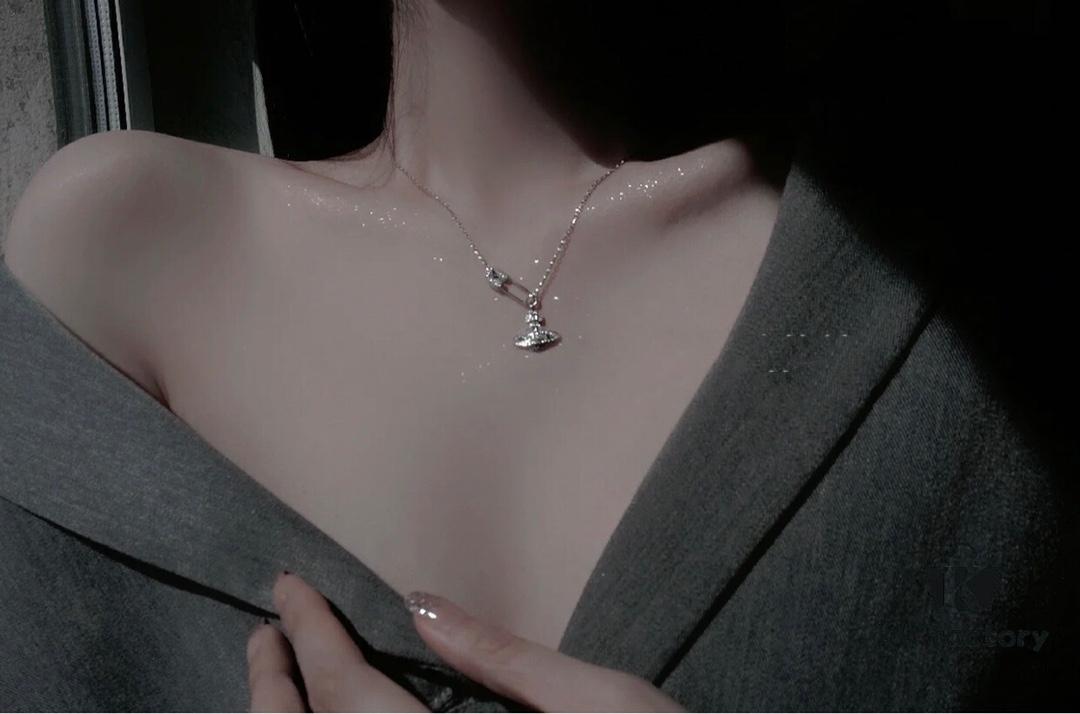 69300d9312f62673a6fabfbf Vivian New Arrival Pin Saturn Necklace, Perfect for Showcasing the Neckline