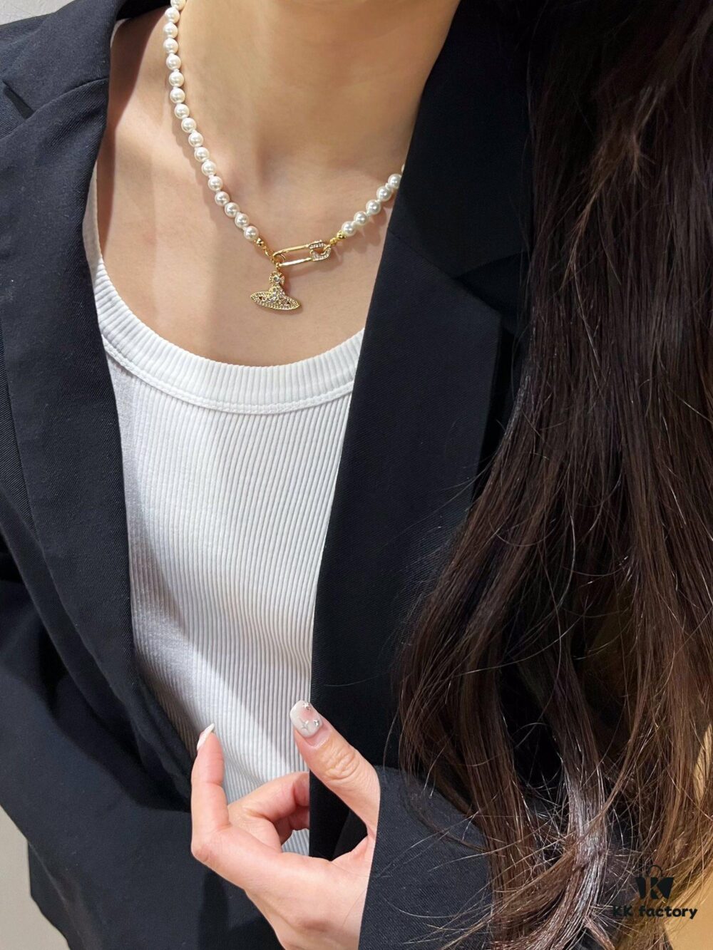 Each piece is very exquisite, wearing them together creates a wonderful atmosphere!