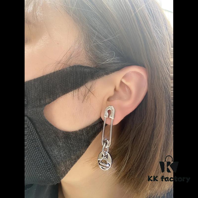 West Queen Wire Cut Round Pendant - Pin Earrings in Silver