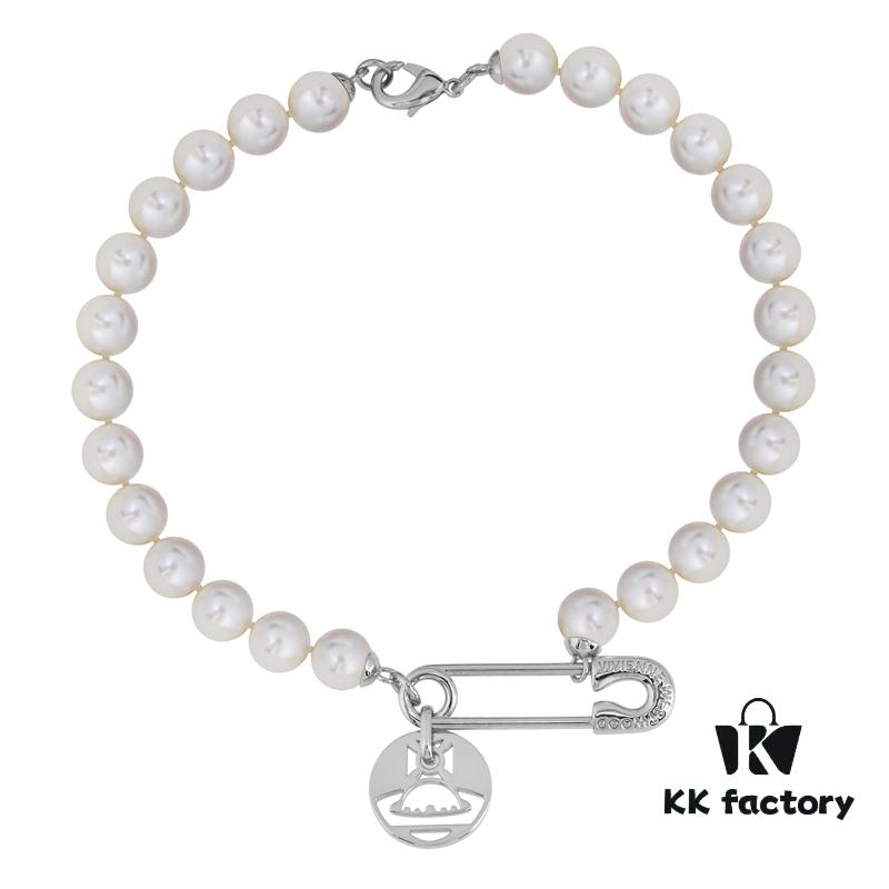 69300e6412f62673a6fac0ba West Queen Brooch Round Plate Large Pearl Necklace - Silver