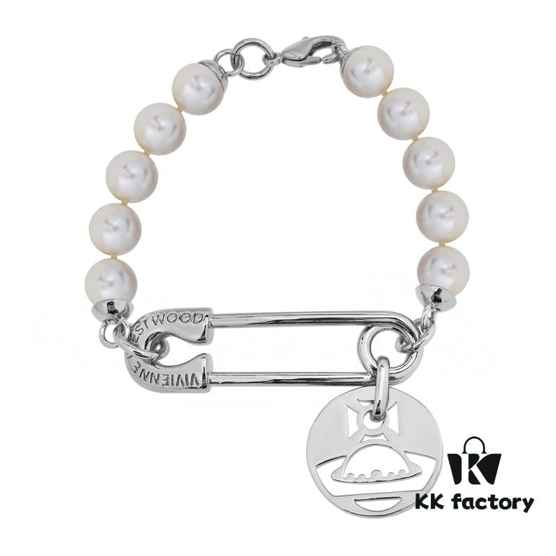 West Queen Pin Round Plate - Pearl Bracelet - Silver