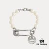 West Queen Pin Round Plate - Pearl Bracelet - Silver