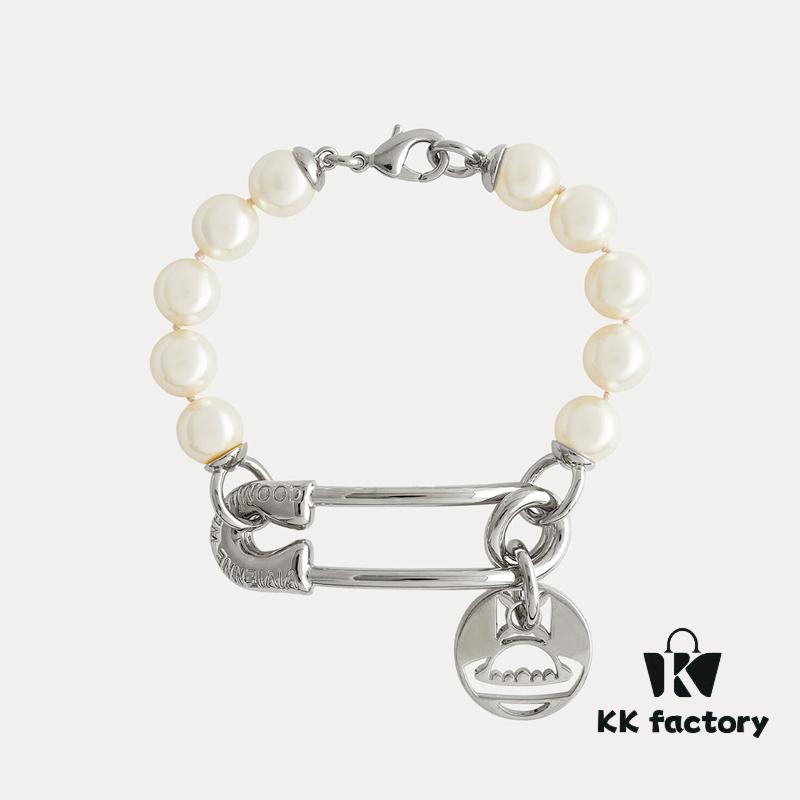 West Queen Pin Round Plate - Pearl Bracelet - Silver