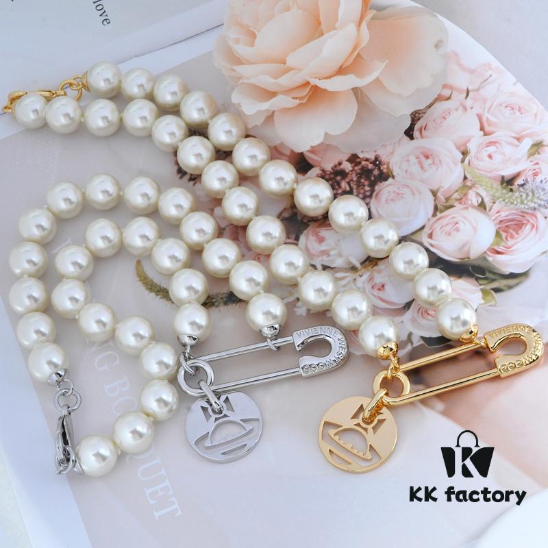 West Queen Brooch Round Plate Large Pearl Necklace - Silver