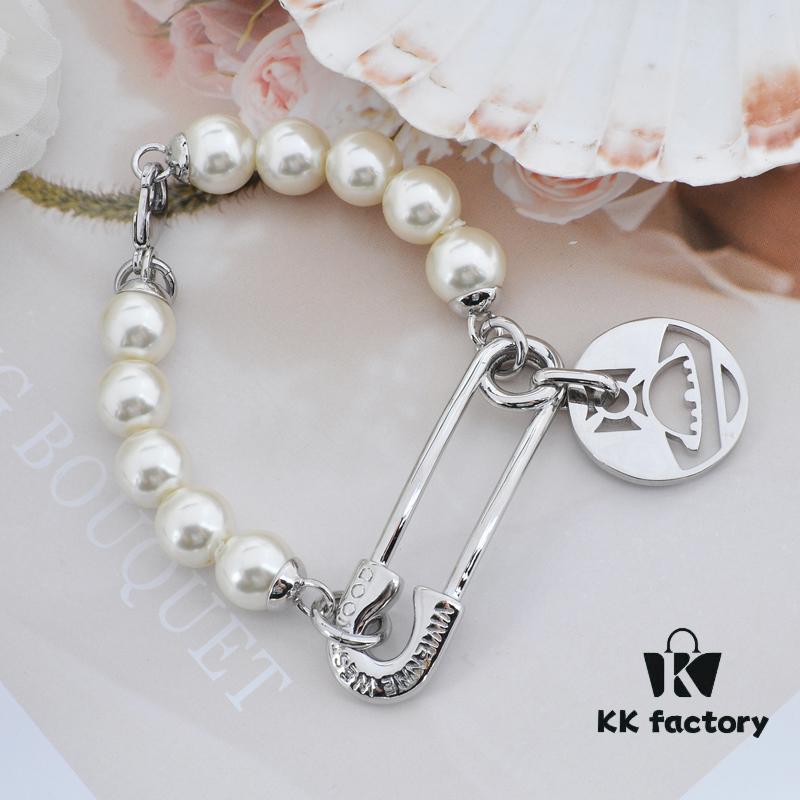 West Queen Pin Round Plate - Pearl Bracelet - Silver