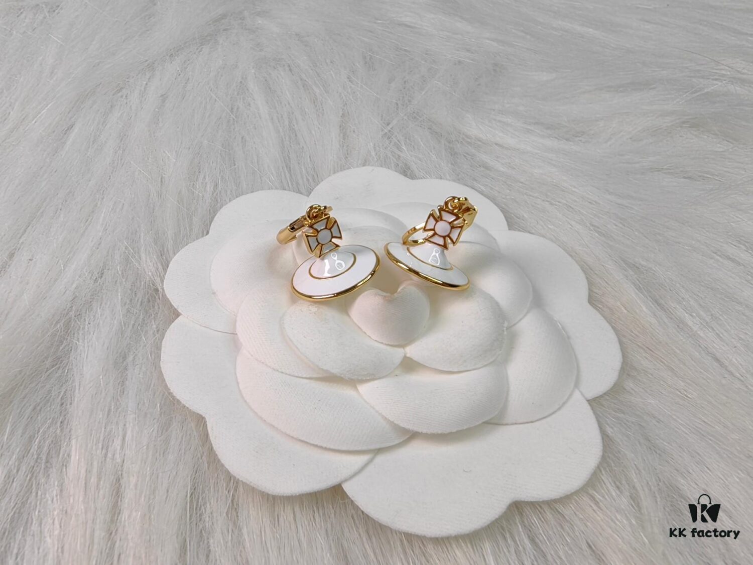 West Queen 3D White Resin Necklace and Earrings